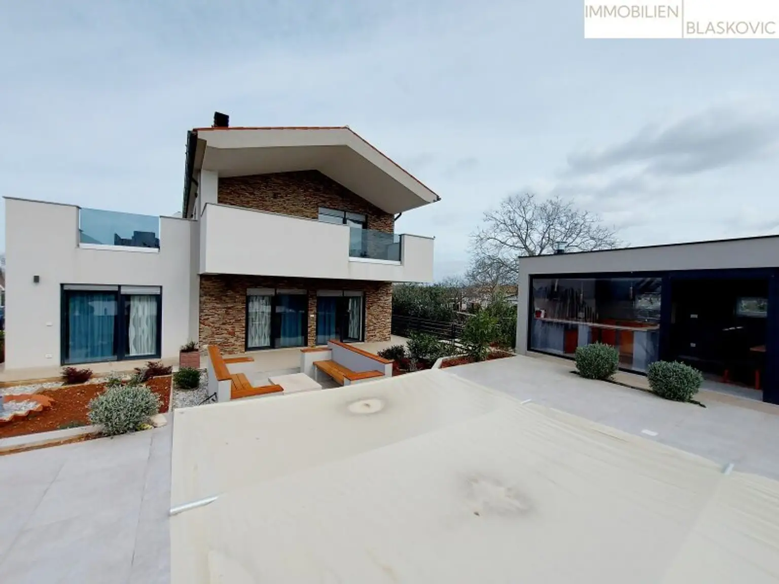 Sehr geräumige Villa mit Swimmingpool