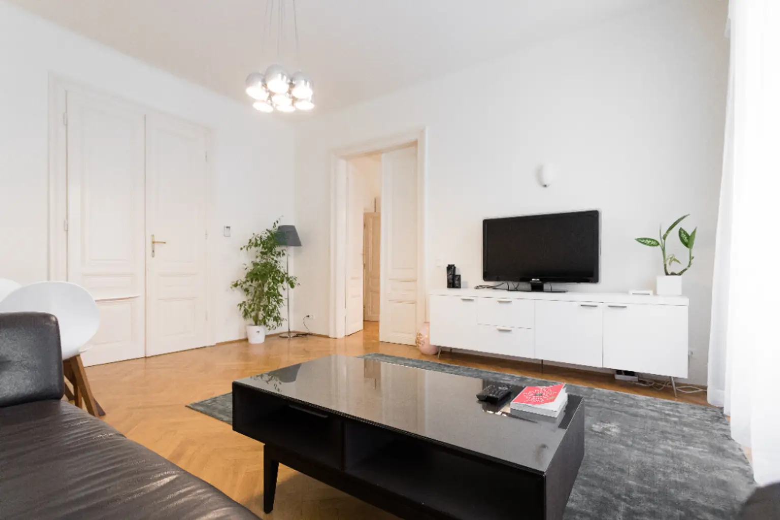 Stilvolle 3-Zimmer-Altbauwohnung in zentraler Lage im 5. Bezirk – möbliert