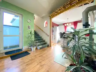 Küche im Erdegschoss mit Aufgang zu den Schlafzimmern