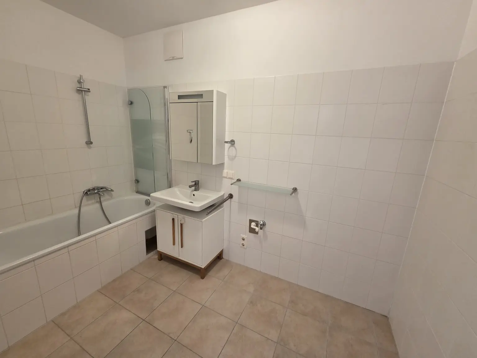 Badezimmer mit Wanne und WM Anschluss