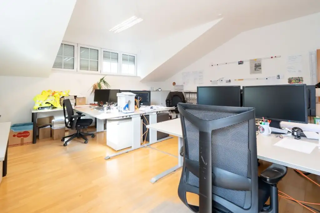 Komfortables 2-Zimmer Büro mit Küche & Bad im 1. OG in Pinsdorf zu mieten!