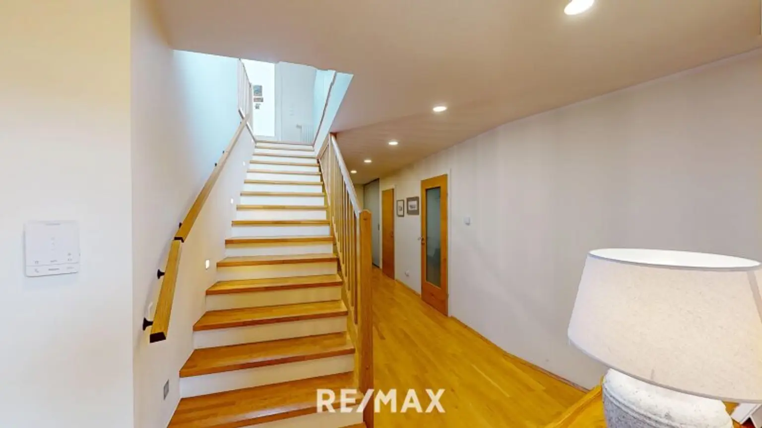 Stiegen Aufgang mit repräsentativem Vorzimmer