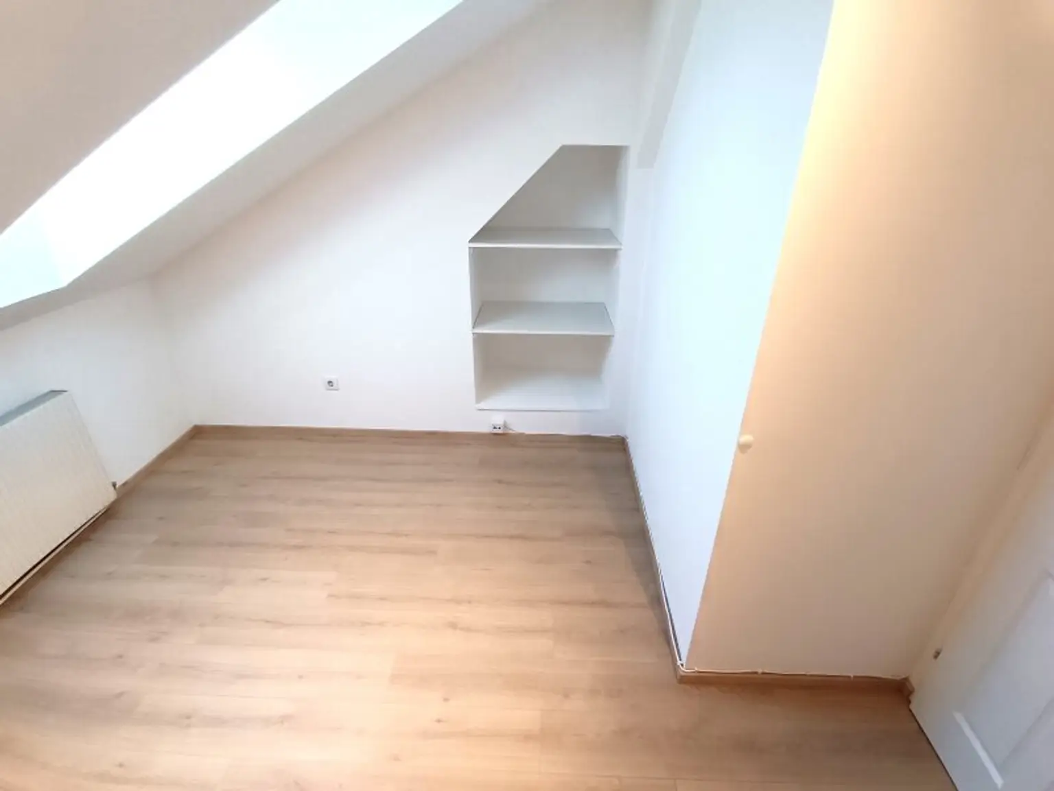 Dachgeschoss-Wohnung mit Innenhoflage! 3 Zimmer! Nähe Servitenviertel und U4 Friedensbrücke!