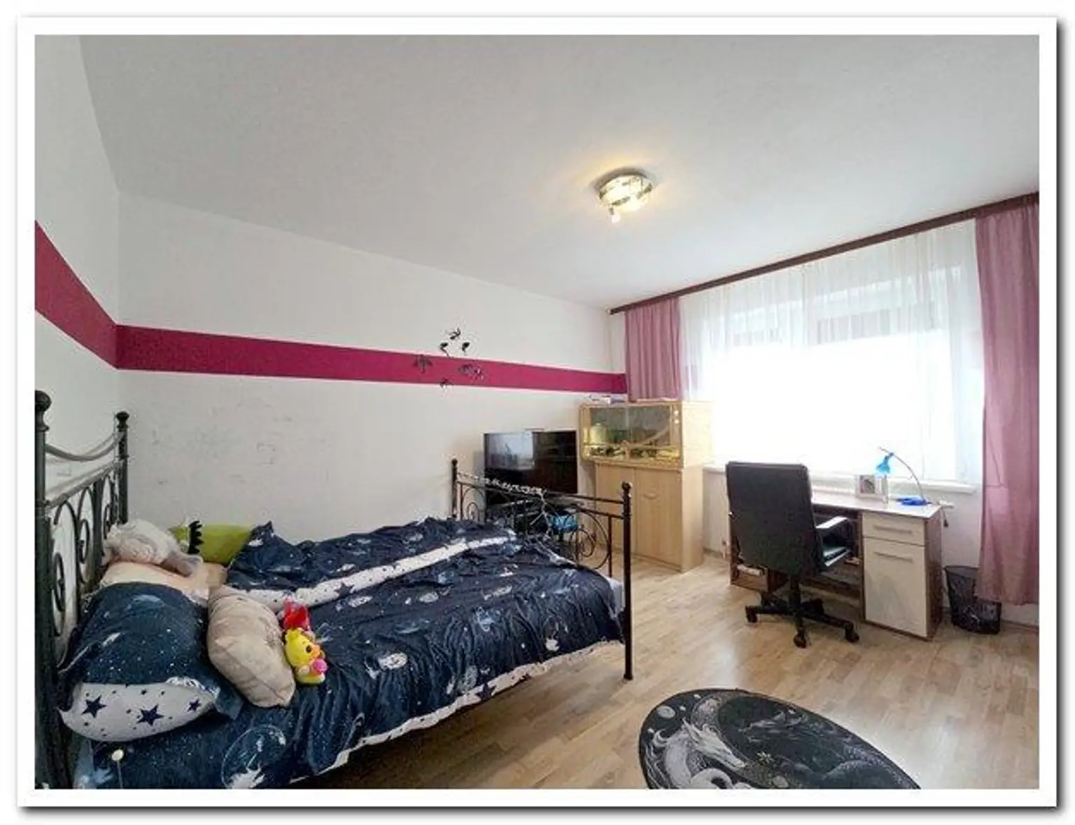 geräumiges Zimmer