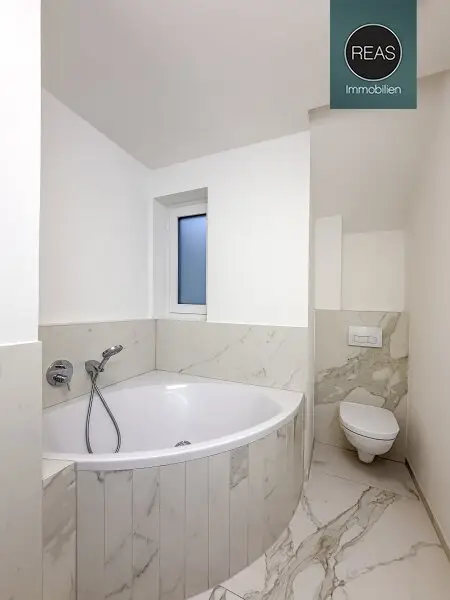 Provisionsfrei: Klimatisierte Dachgeschoss Maisonette mit 2 Terrassen und Kamin nahe Uno City!