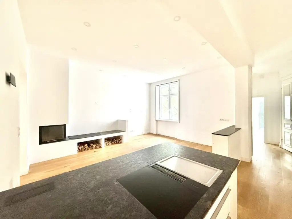 TOP LAGE SIEVERING: Sonnige, kernsanierte Wohnung I Kochinsel & Kamin I Fußbodenheizung & Sonnenschutz I großzügiges & helles Badezimmer I nähe Obkirchergasse