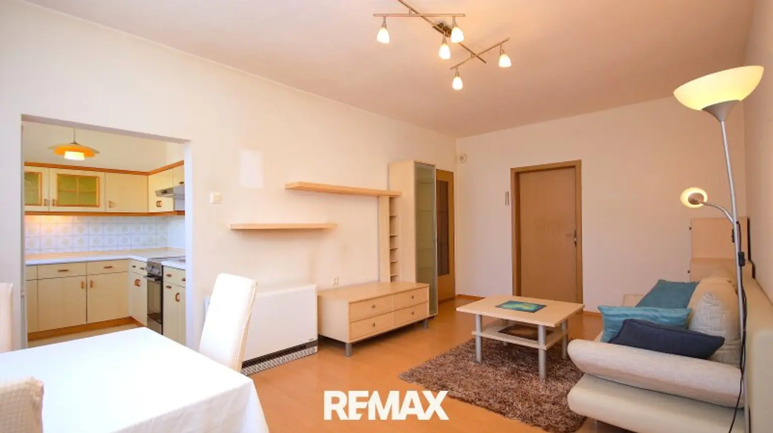 Wohnzimmer mit offener Küche