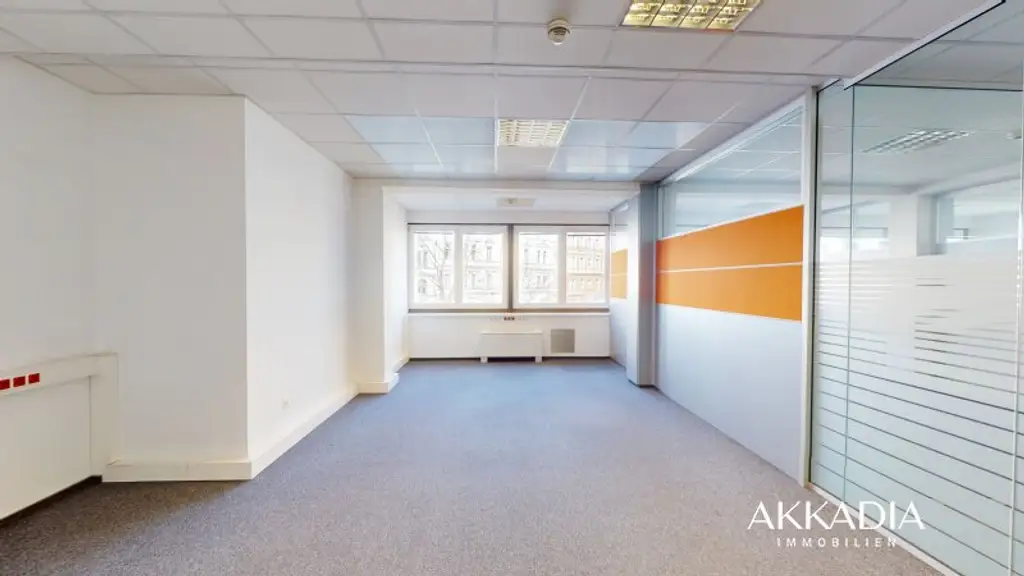 Ihr Arbeitsplatz im Zentrum: Helle Büroflächen mit Entwicklungspotenzial