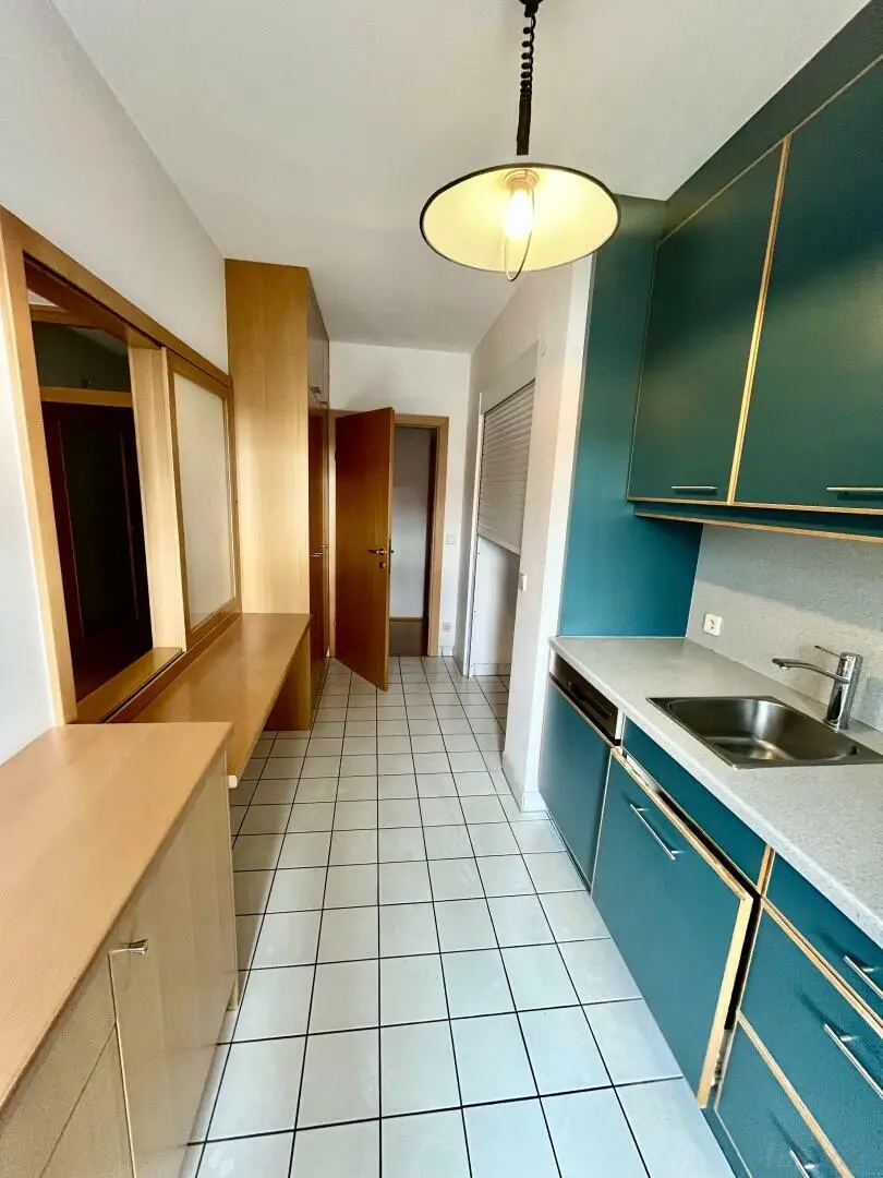 Küche mit Durchreiche zum Wohnzimmer