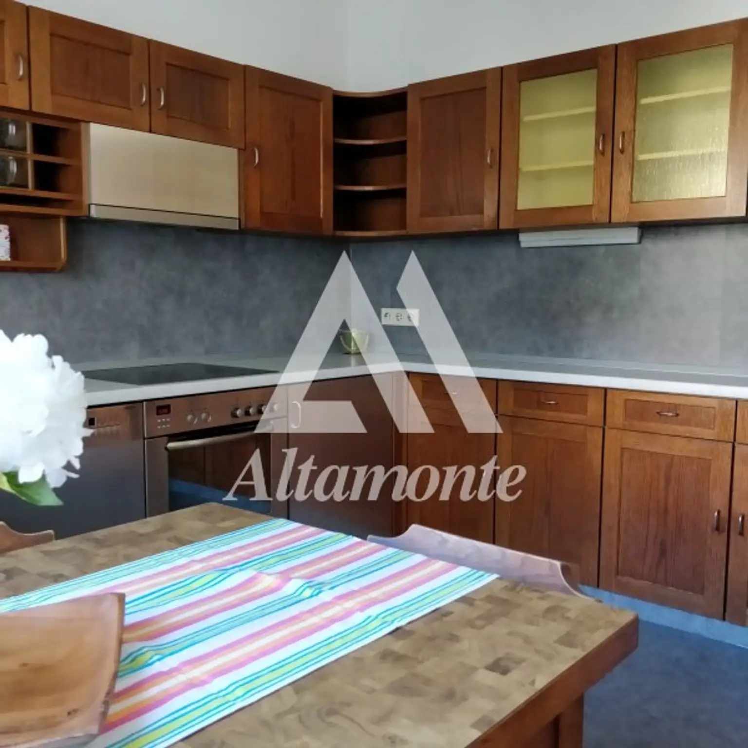 Helle 3-Zimmer-Wohnung im 3. Liftstock mit schöner Loggia - Nähe Augarten & Jakominiplatz, 8010 Graz