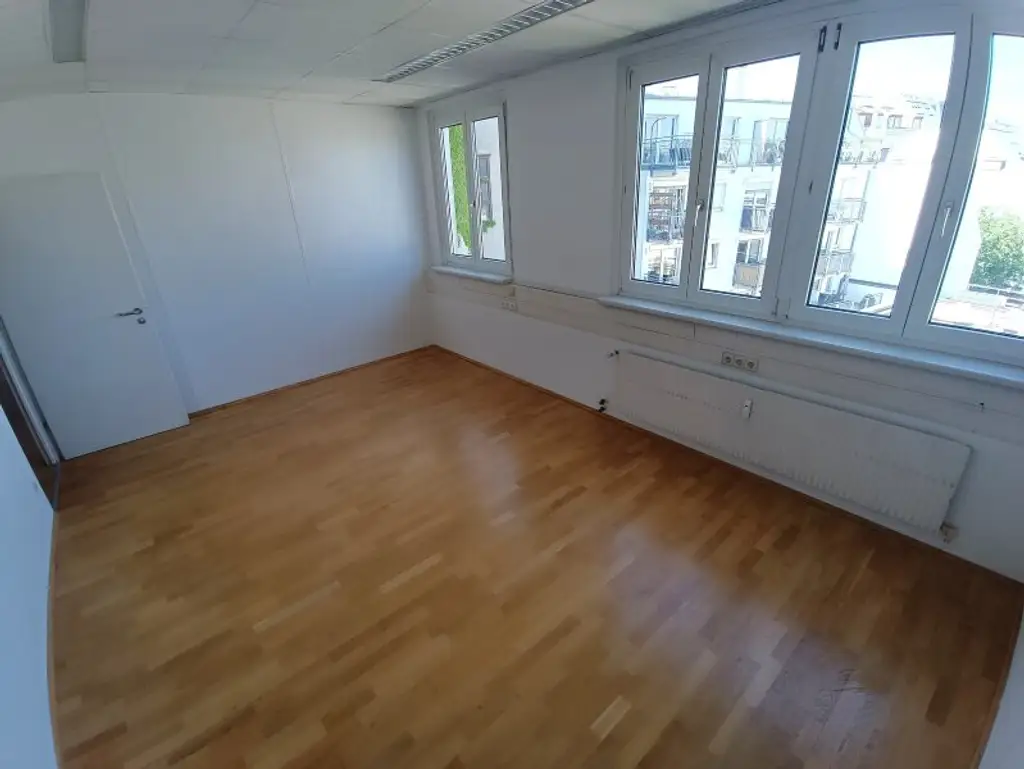 Großzügige Bürofläche mit rund 155 m² und Ausrichtung in den Innenhof! 6 Zimmer + Empfangsbereich direkt bei der Straßenbahn Yppengasse!
