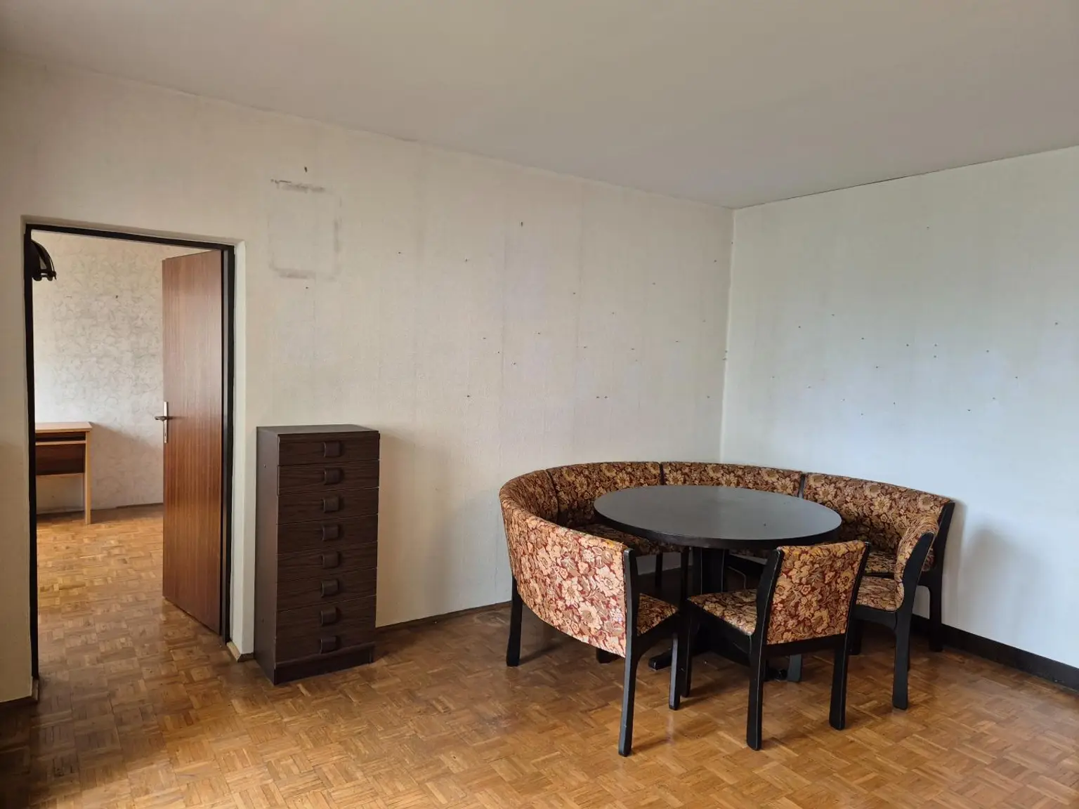 Renovierungsbedürftige 4 Zimmer Wohnung mit Loggia