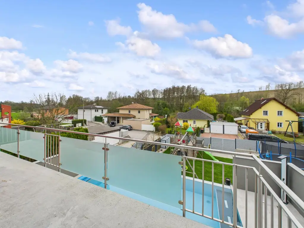 NÄHE WELS: Hochwertig modernisiertes Einfamilienhaus mit Traumgarten, Luxus - Poolanlage & smarter Haustechnik