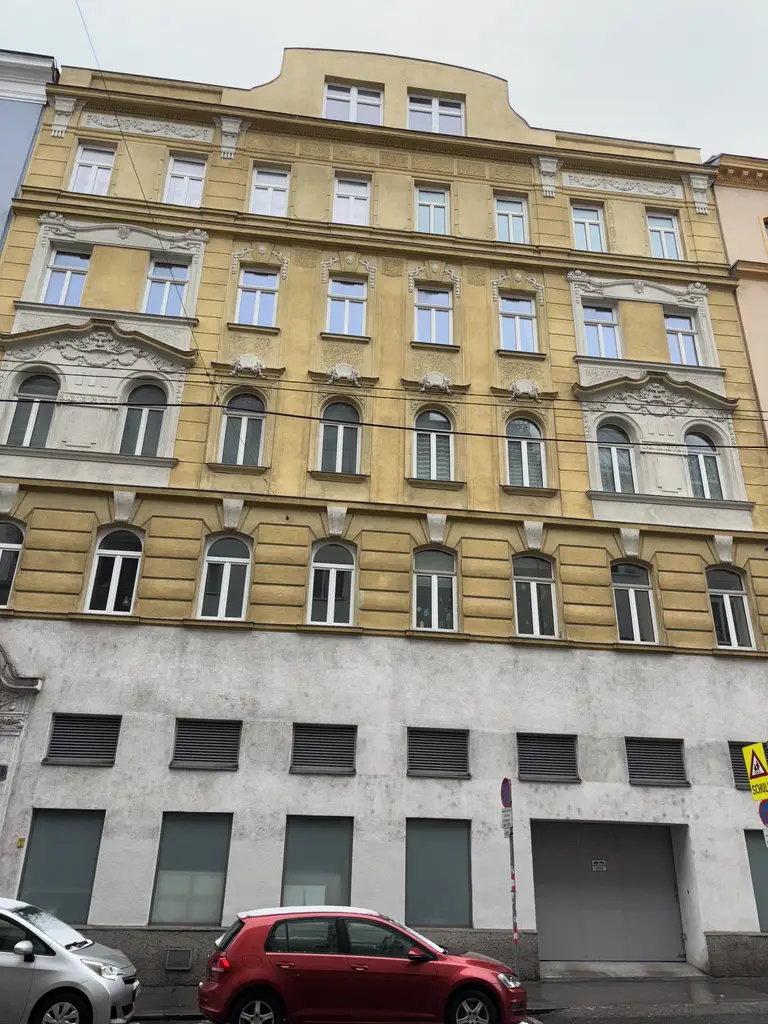 Sanierungsbedürftige 82m² Altbauwohnung mit mini Balkon in Hofruhelage!