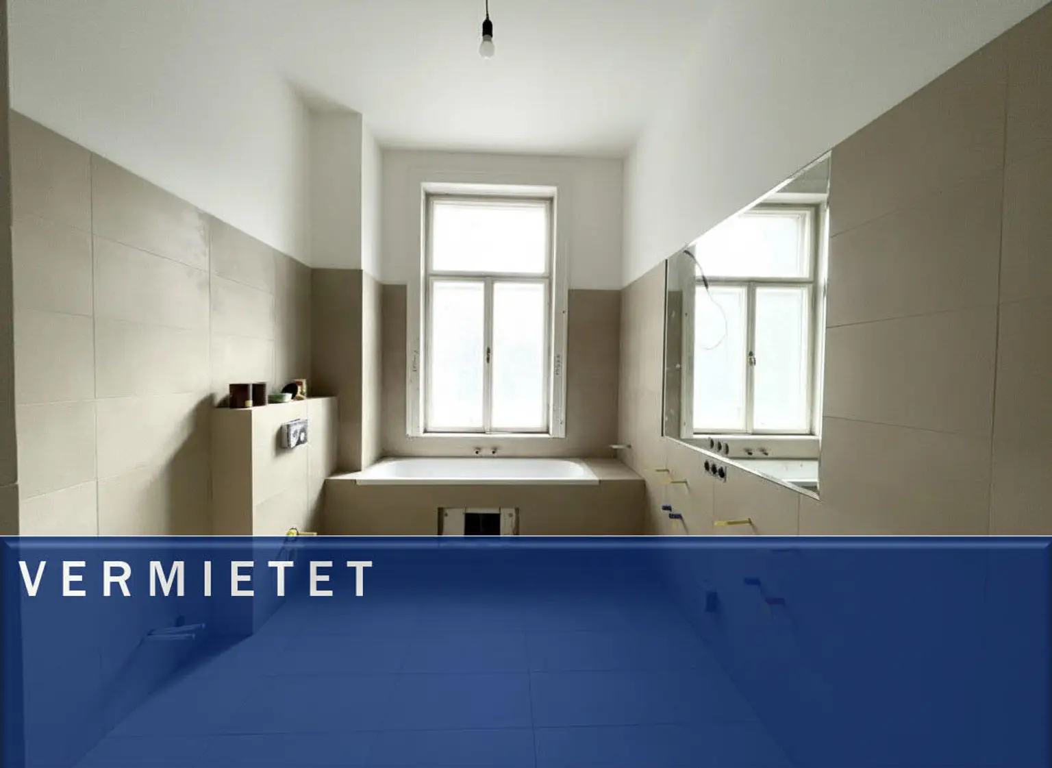 ERSTBEZUG NACH GENERALSANIERUNG: Erstklassige Altbauwohnung mit Stuckdecken in ruhiger Lage