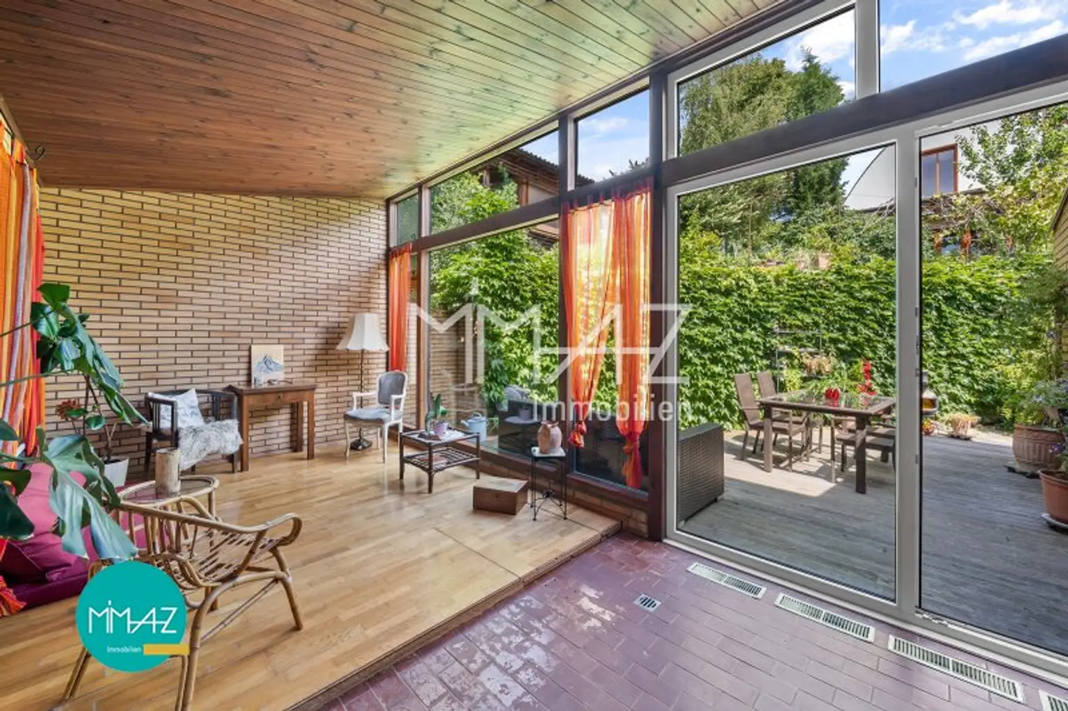 KLEINOD BEIM ROTEN BERG • Stilvoller Bungalow mit Eigengarten • 7 Zimmer • 2 Terrassen • Flexible Nutzung • Zeitloser Wohnkomfort