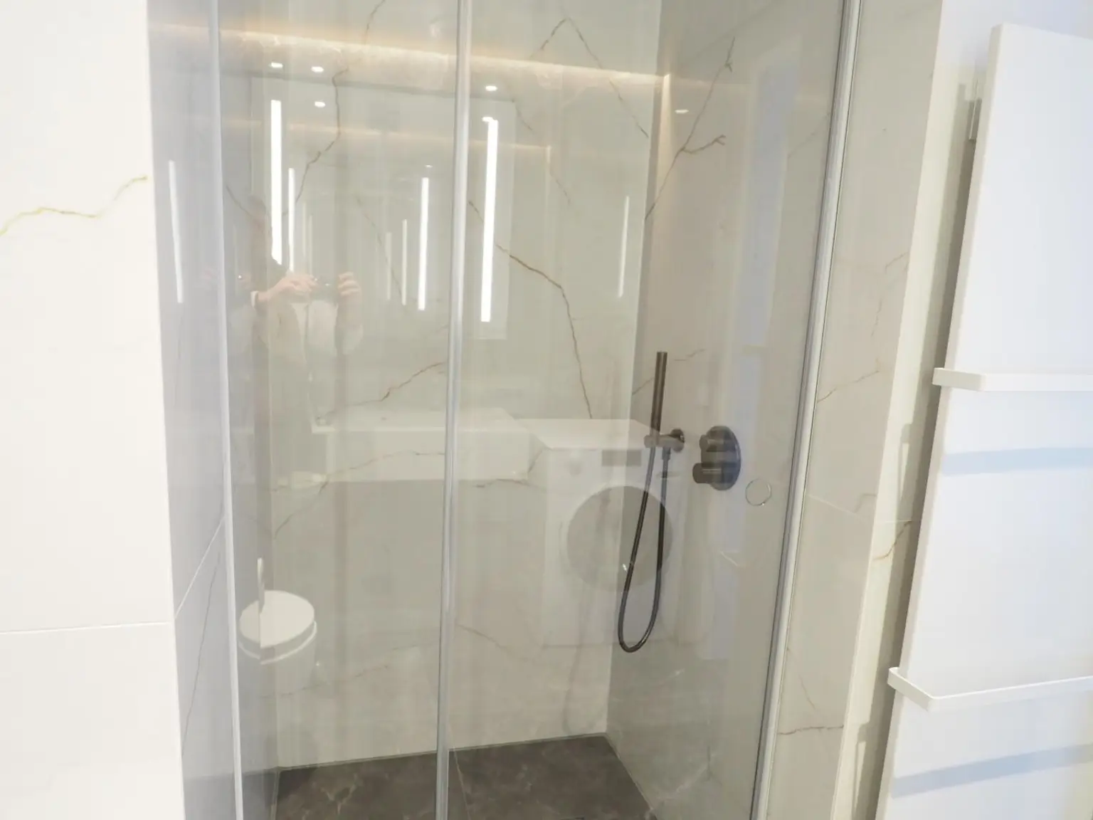 inkl. großer Dusche und Waschmaschine
