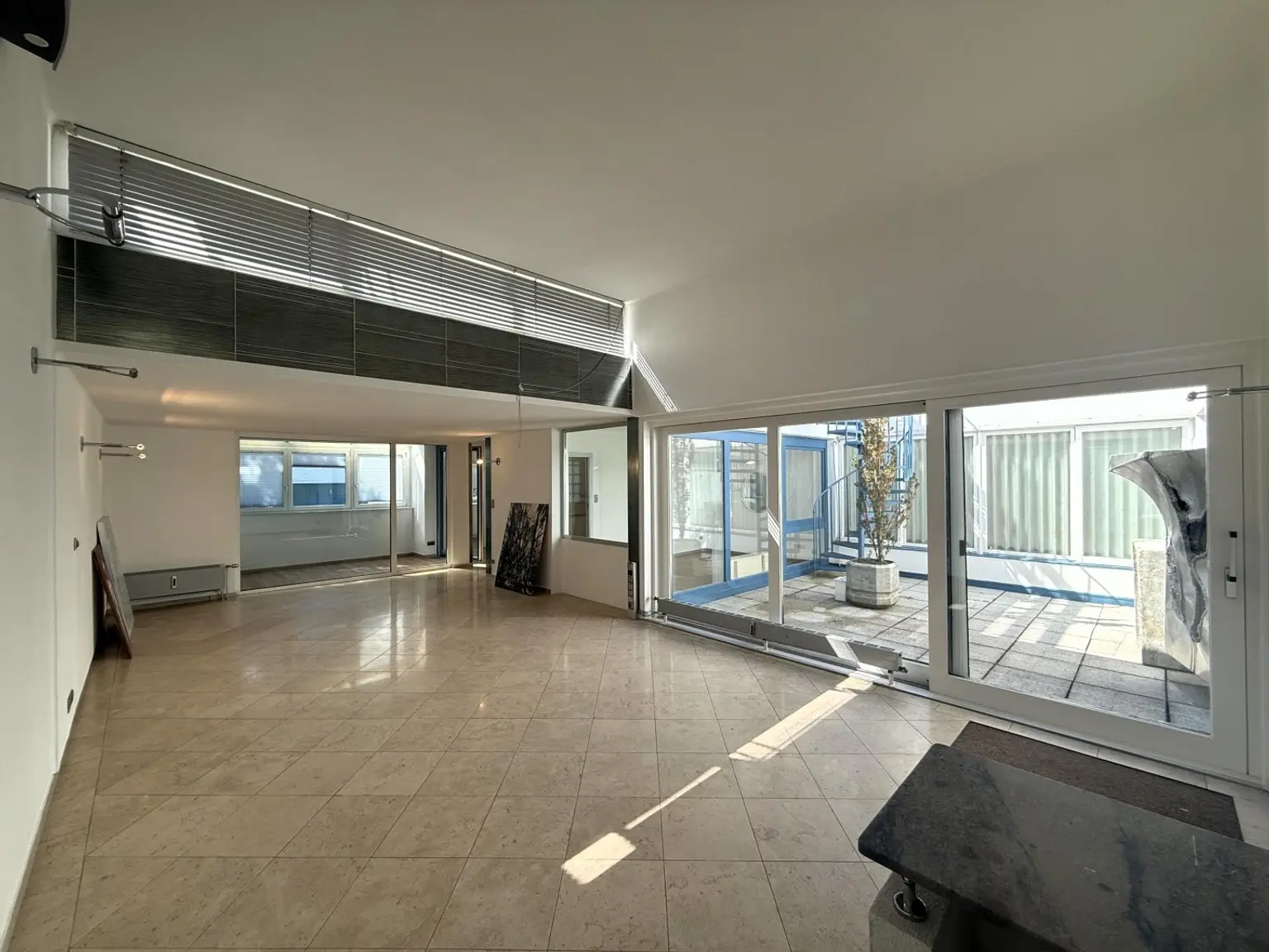 Ansprechendes Atelier, Loft, Dachterrasse inkl. PP im Neunzehnten // Attractive Studio, loft, roof terrace incl. parking in the nineteenth //