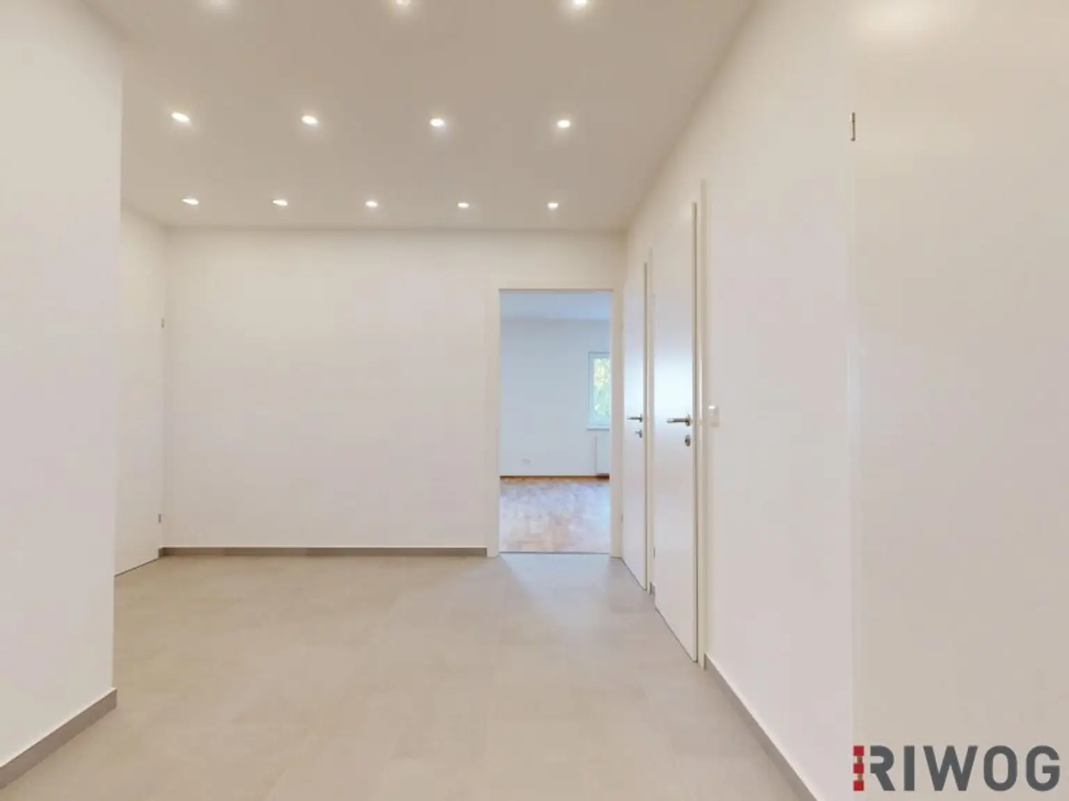 ERSTBEZUG nach Sanierung I 3 Zimmer Wohnung mit Balkon in wundervoller Grünlage I Tischler Einbauküche inkl. Siemensgeräte im Preis inbegriffen