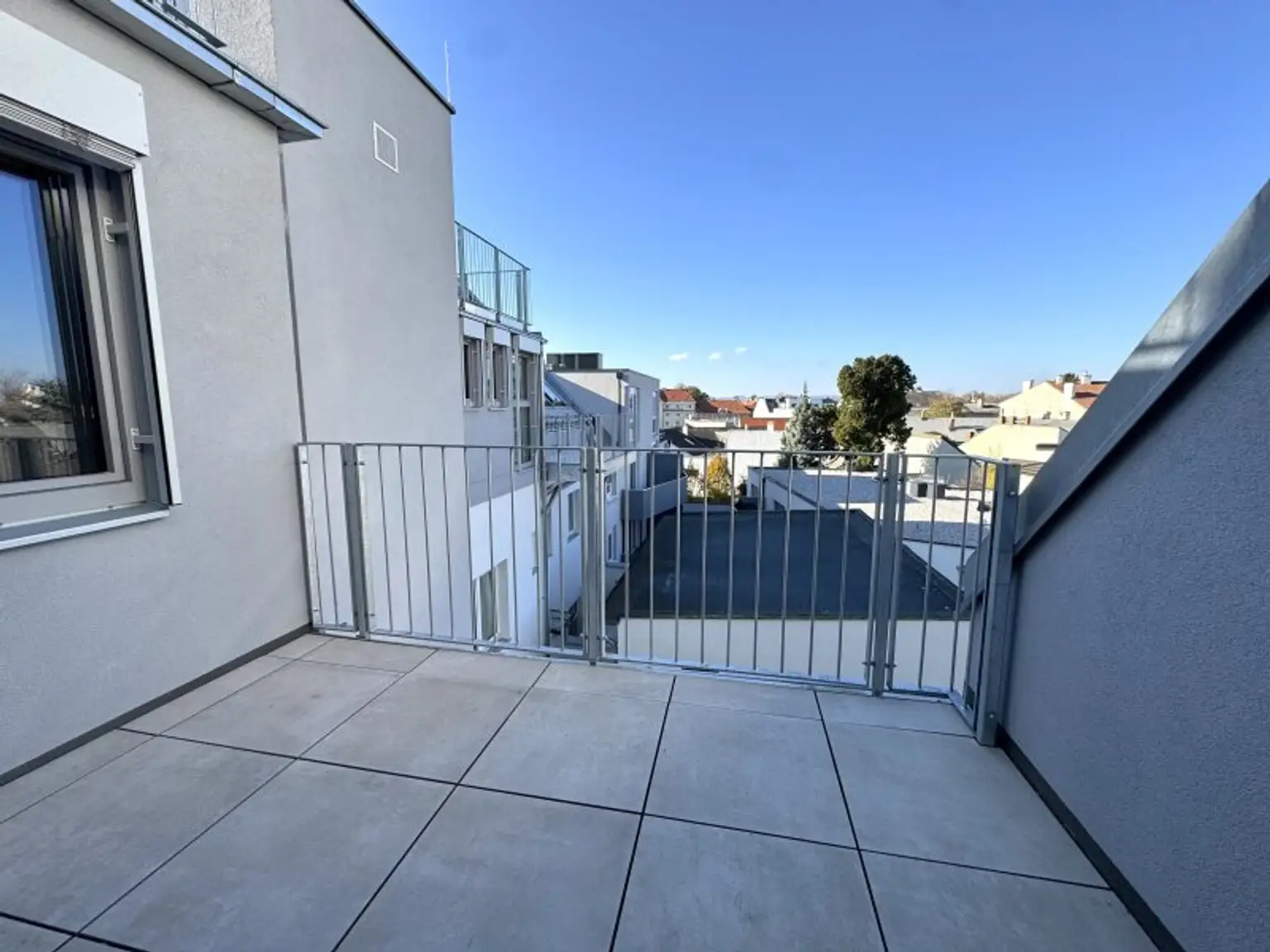 Hochwertige Dachgeschosswohnung mit Terrasse sowie Klimaanlage - Erstbezug - Unbefristet