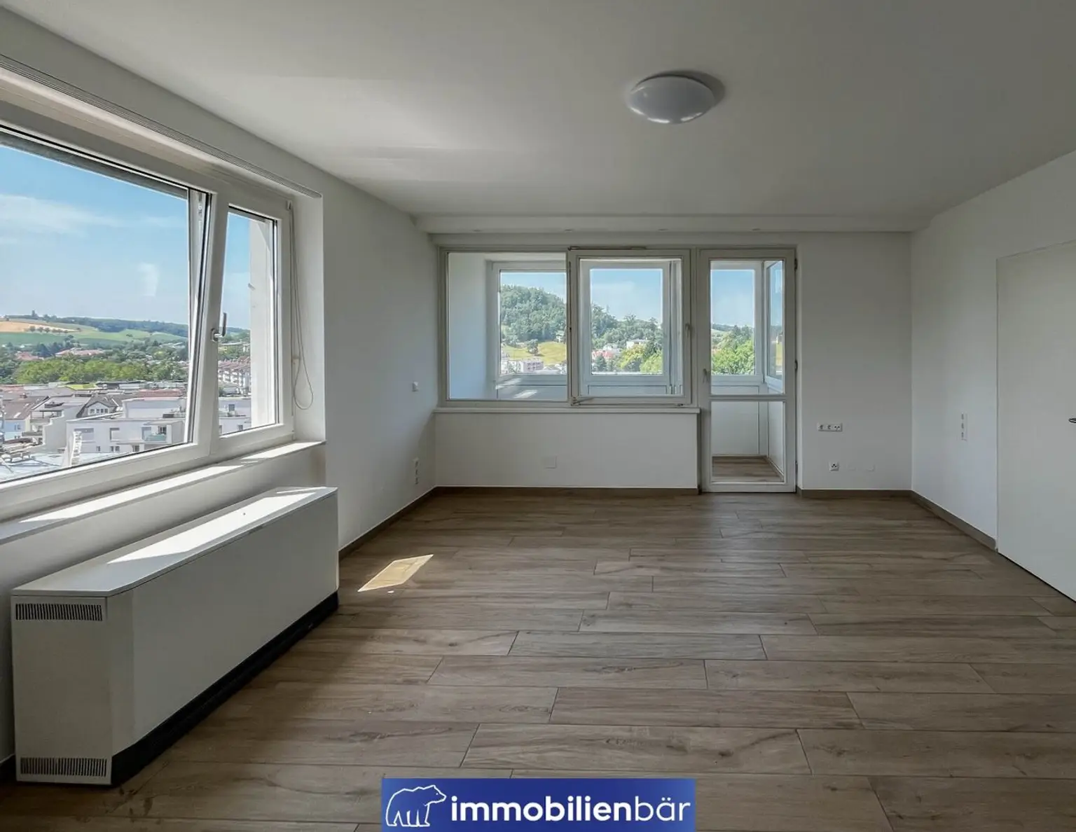 Wohnen mit Aussicht: Helle 2-Zimmer-Wohnung im 7. Stock mit Fernblick