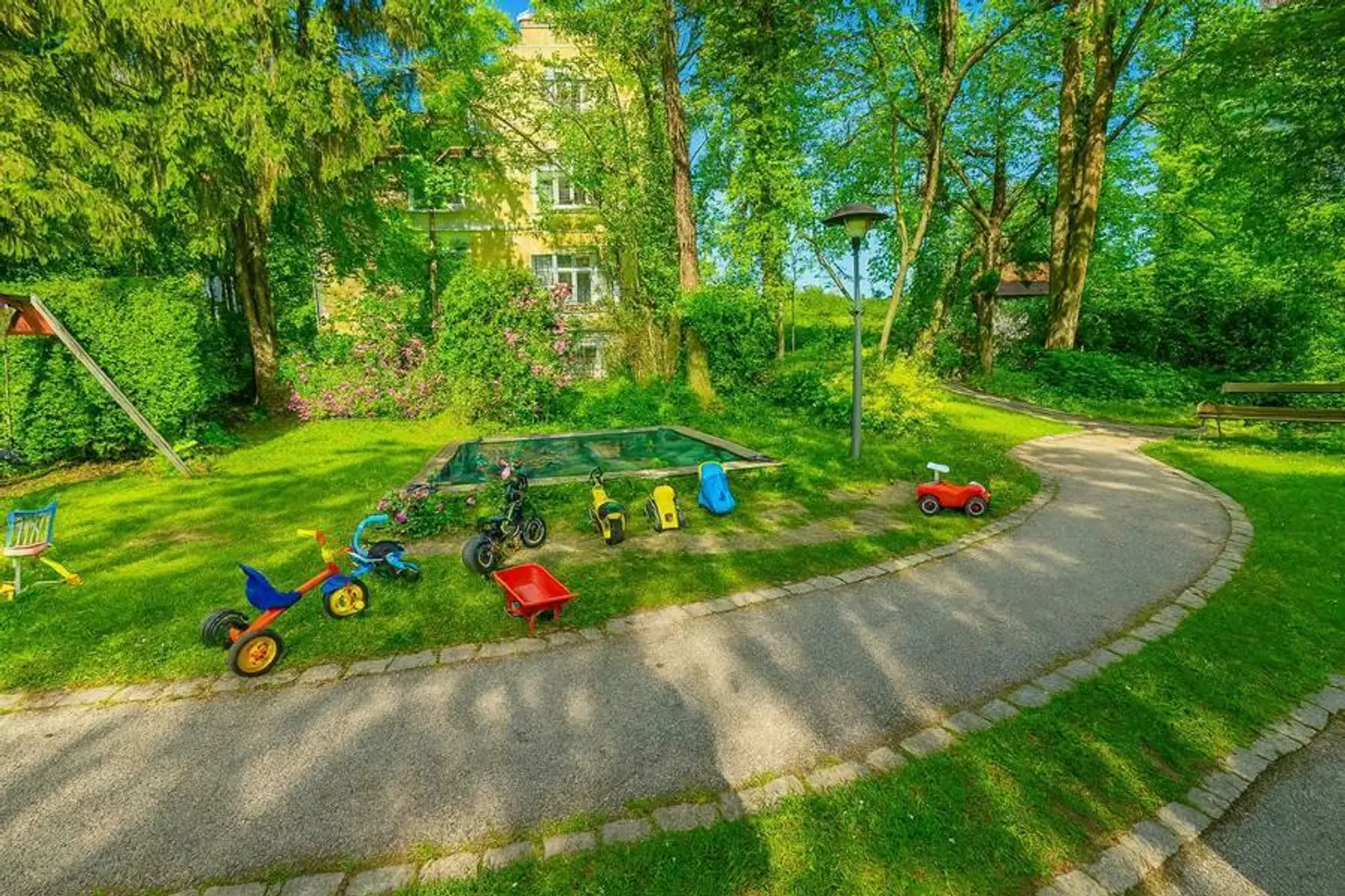 Sommeransicht Spielplatz- KI-generiert
