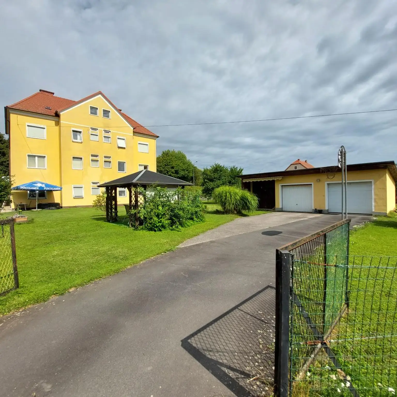 Mehrparteienhaus mit zwei Geschäftslokalen