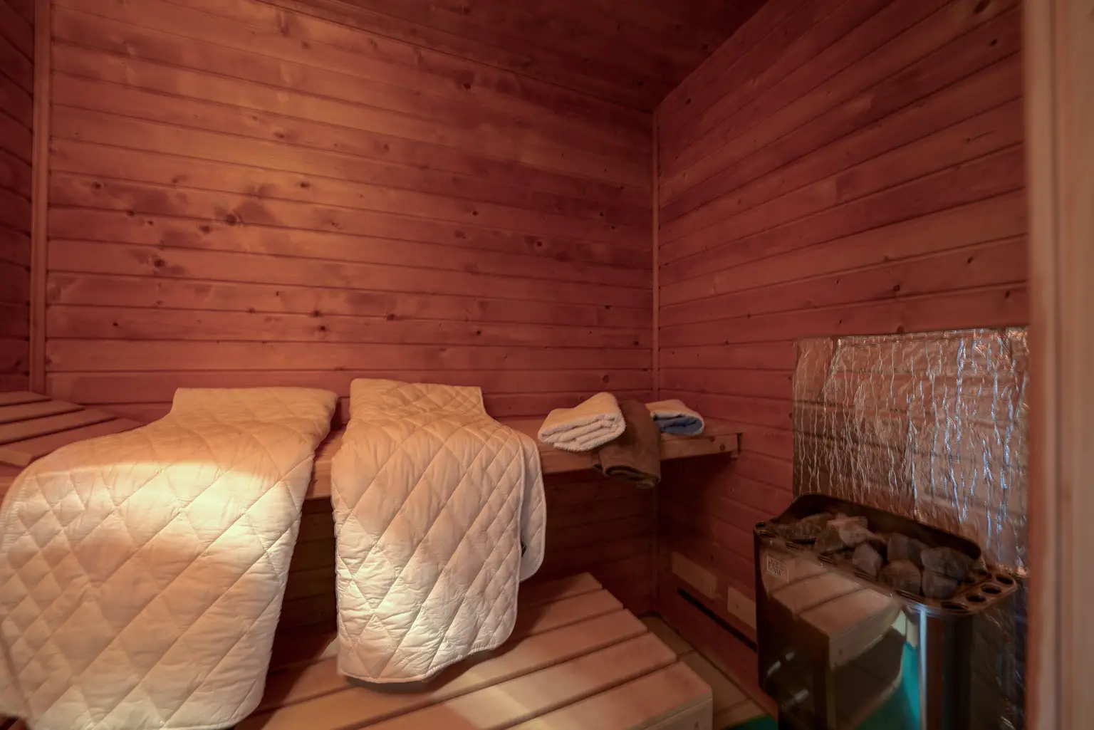 ENTWURF ** Urlaub zu Hause - Nur ca. 100 Meter vom Neufelder See entfernt – charmantes Haus auf Pachtgrund + Pool, Sauna & Gästezimmer ** ENTWURF