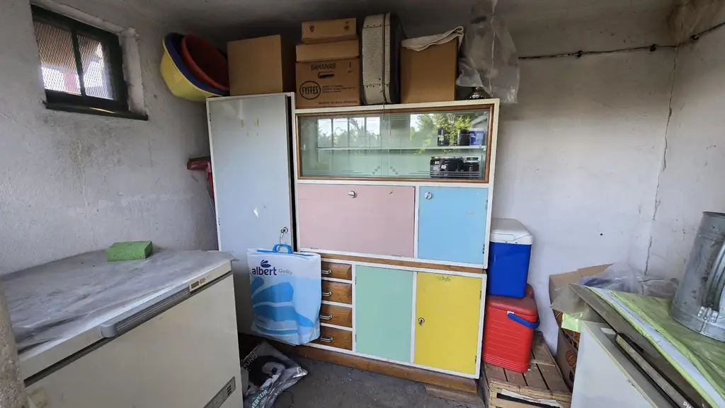 Sanierungsbedürftiges Haus mit riesigem Grundstück und Nebengebäuden