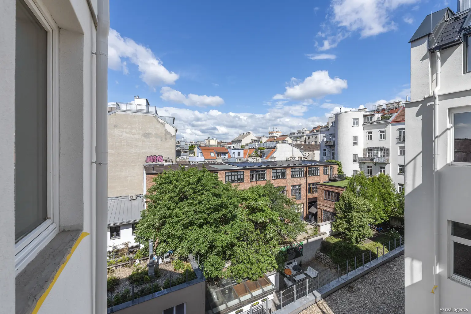 Drei Zimmerwohnung mit Balkon im sanierten Wiener Altbau
