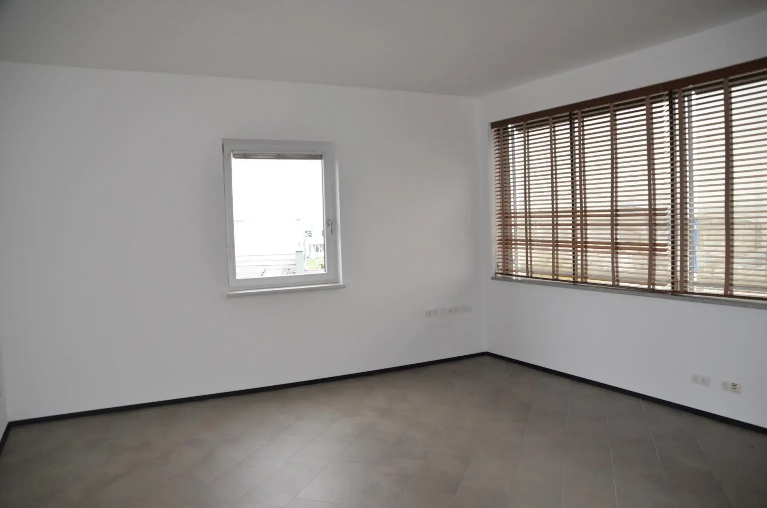 Modernes Büro mit Dachterrasse in gepflegtem Zustand