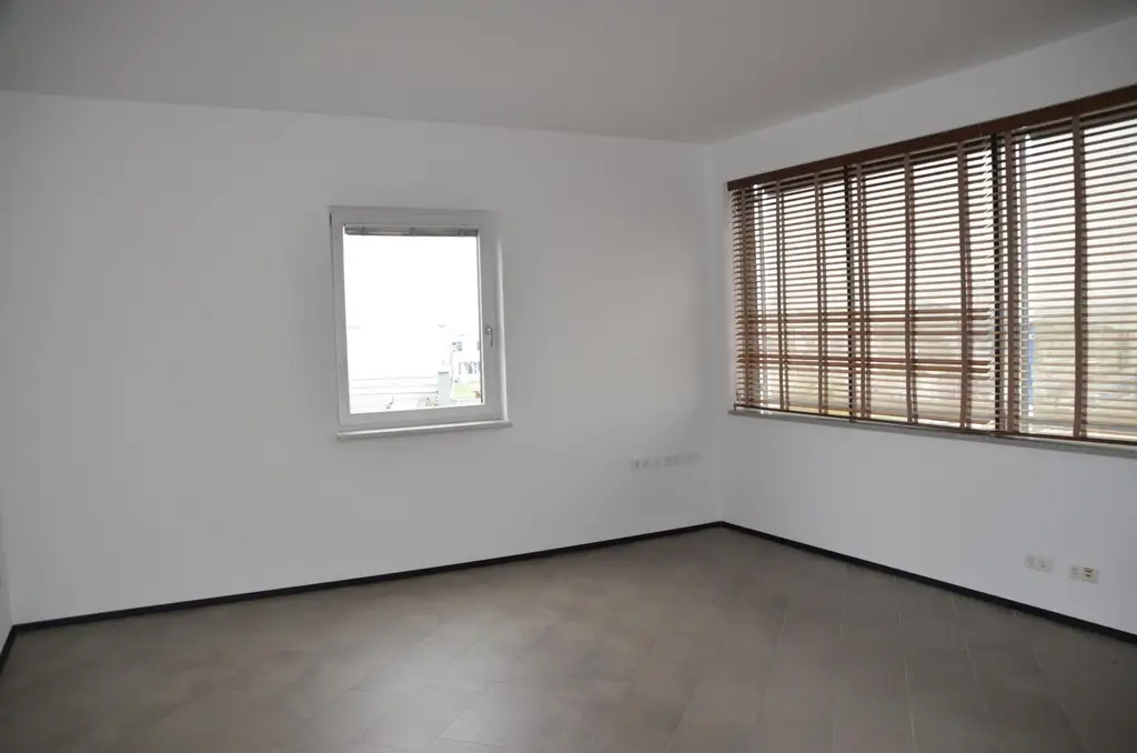 Modernes Büro mit Dachterrasse in gepflegtem Zustand