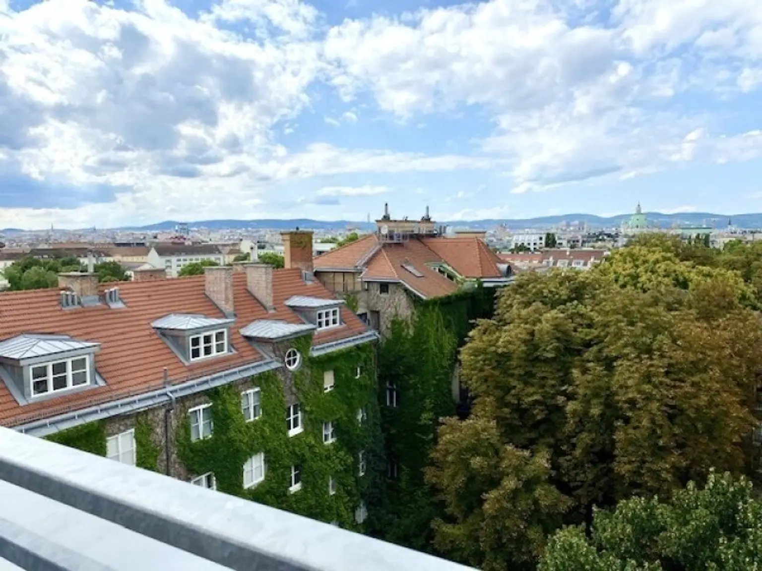 Terrassentraum mit herrlichem Fernblick: 3 Zimmer, Küche und 46 m2 Terrassen im 5.Stock, Stellplätze im Hof mitbenützbar, Nähe U1-Taubstummerngasse + Belvedere!