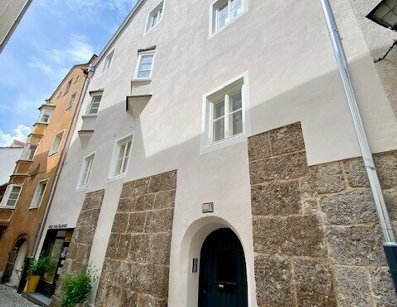 6 Wohneinheiten in kernsaniertem Stadthaus mit Top Rendite