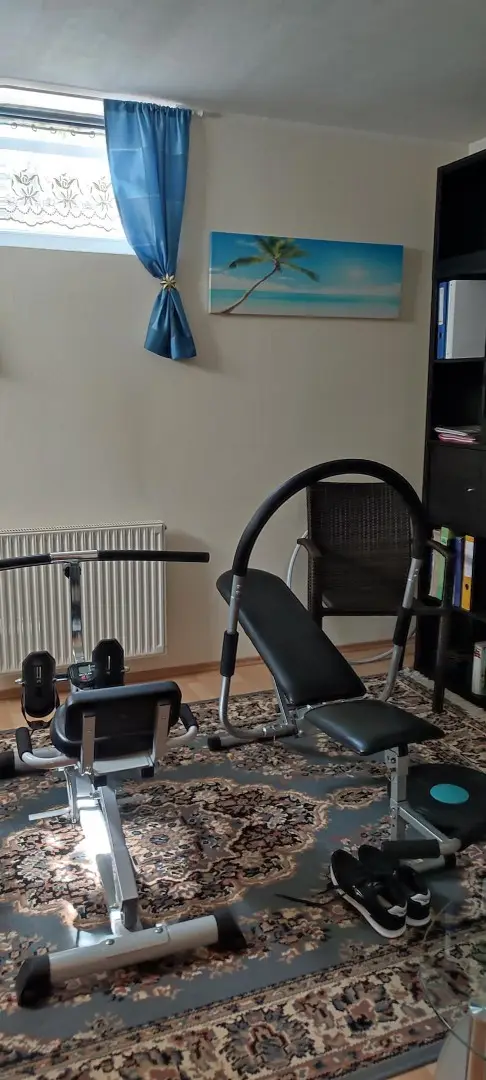 Fitnessraum mit Heizung im Keller