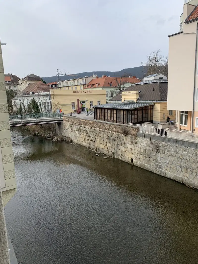 Helle und großzügige Ordinationsfläche in zentrumsnaher Lage von Baden 
mit Blick auf die Schwechat
