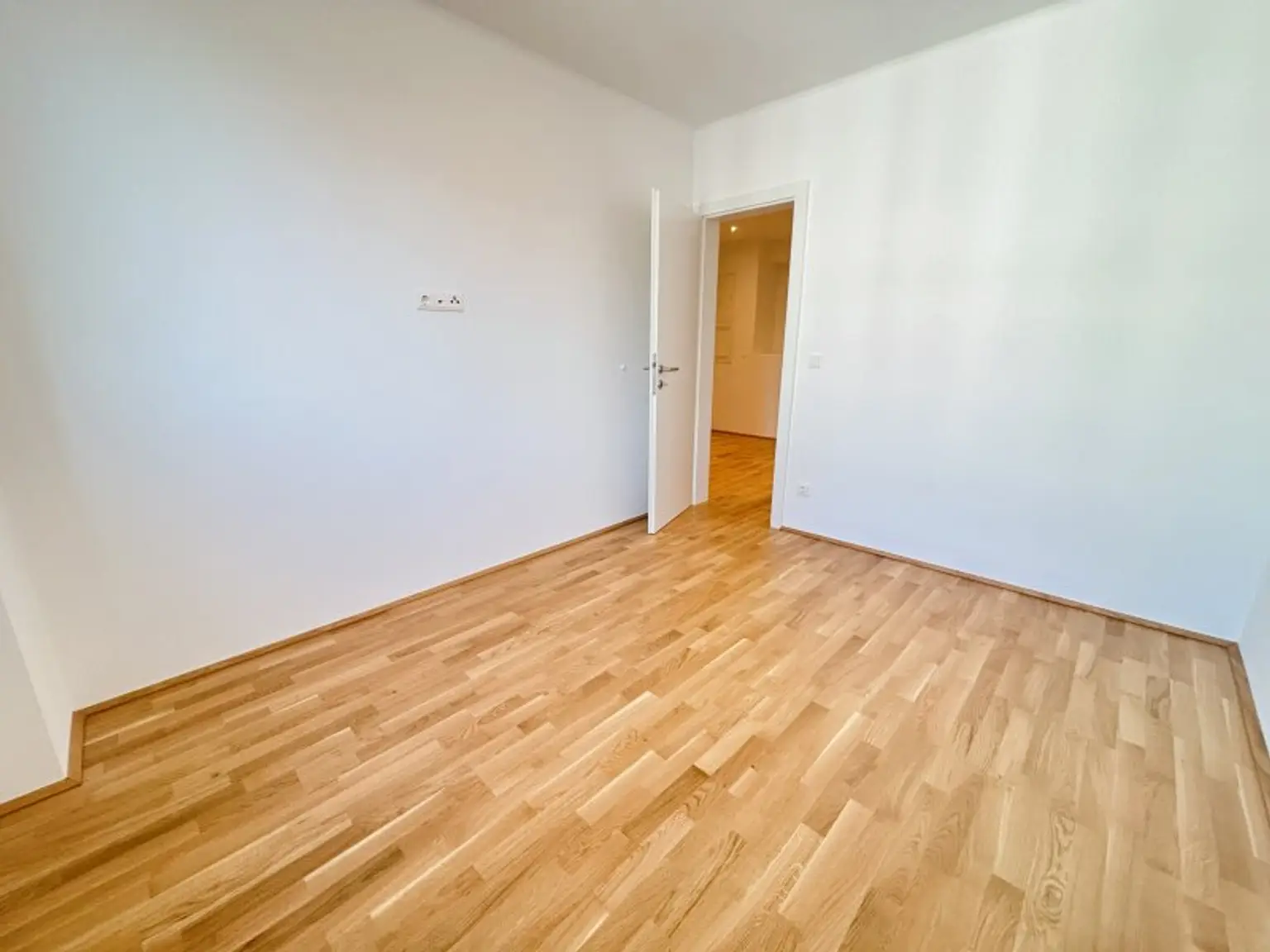 Neu sanierte 4-Raum-Wohnung mit Balkon in perfekter Lage!