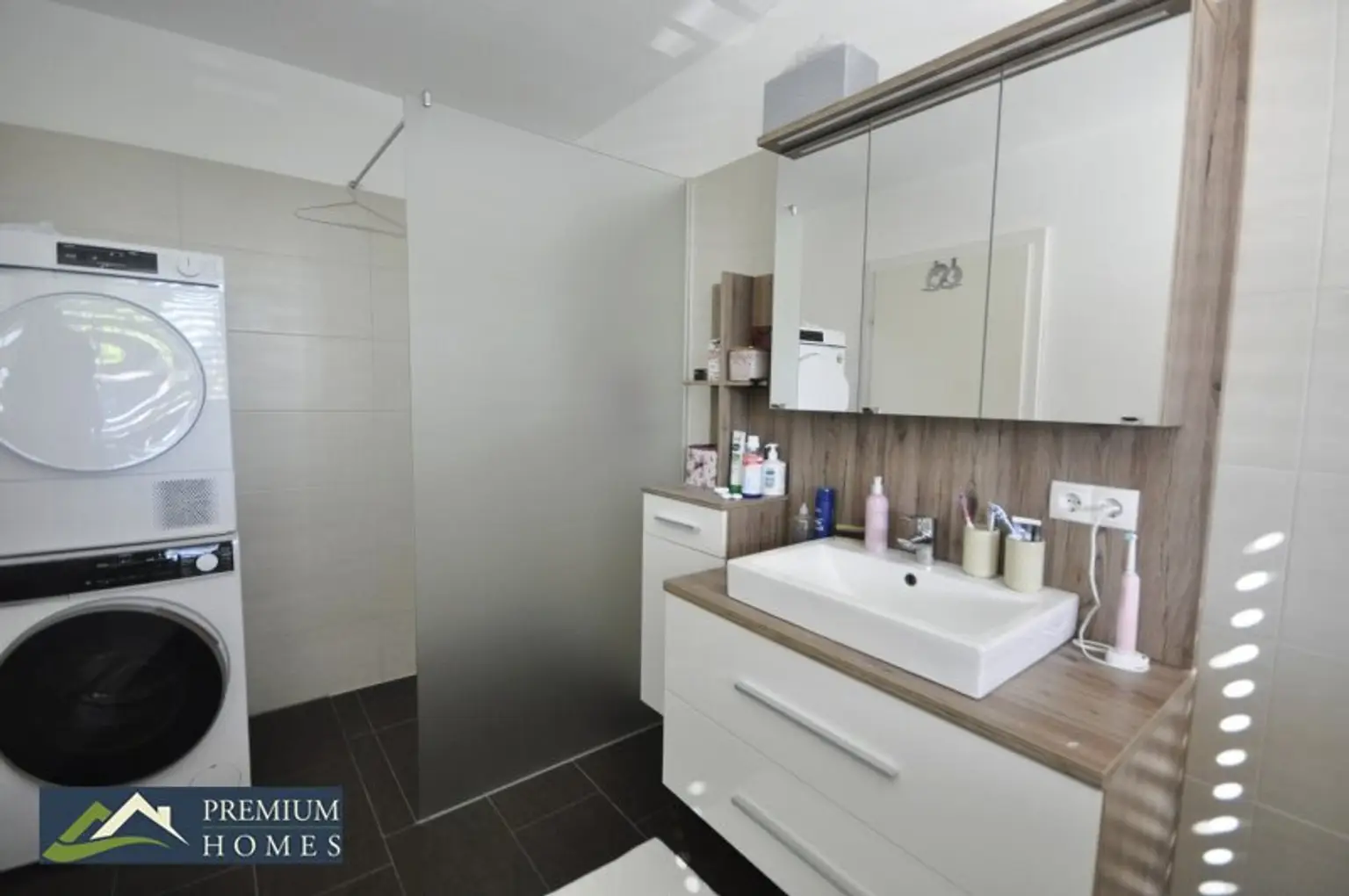 Kundl - Eigentumswohnung - Bad mit Dusche und Waschmaschine