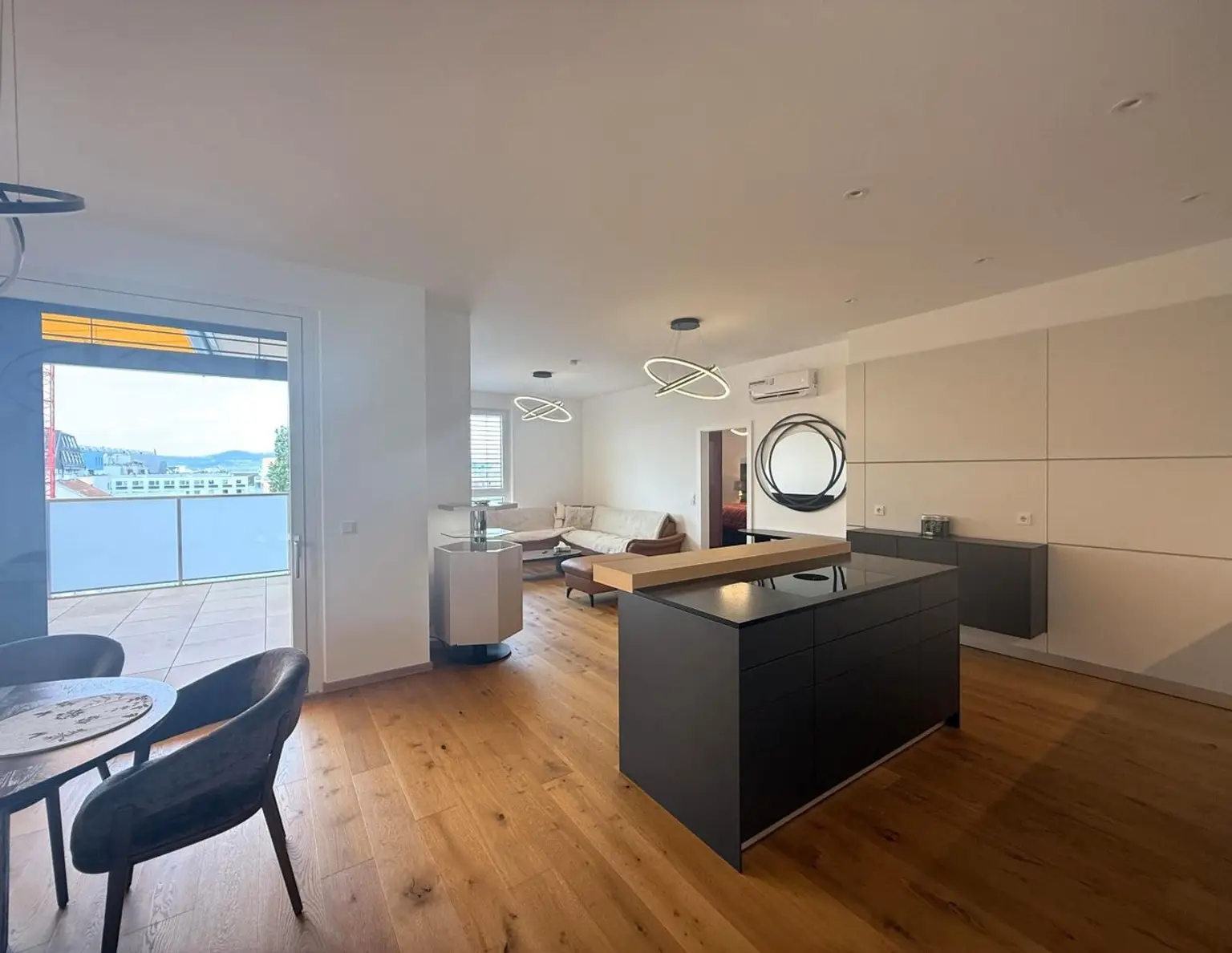 Luxus Penthouse mit Outdoor-Jacuzzi wird komplett möbliert vermietet // Luxury penthouse with outdoor Jacuzzi available for rent, fully furnished //
