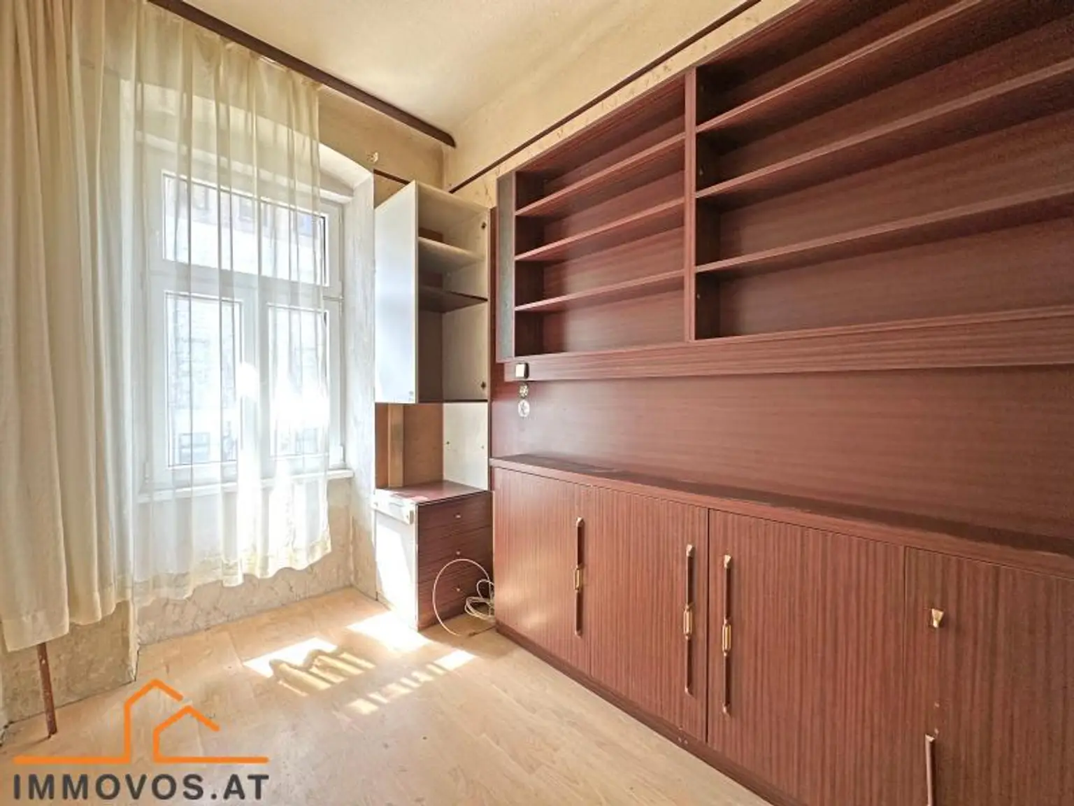 sanierungsbedürftige WOHNUNG - ALTBAU - schönes HAUS