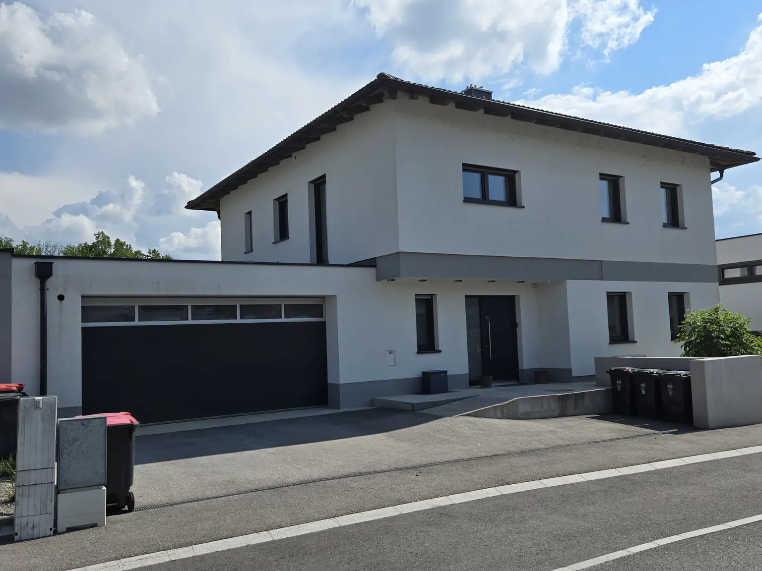 Einfamilienhaus - Zufahrtstraße - Nord-Westen