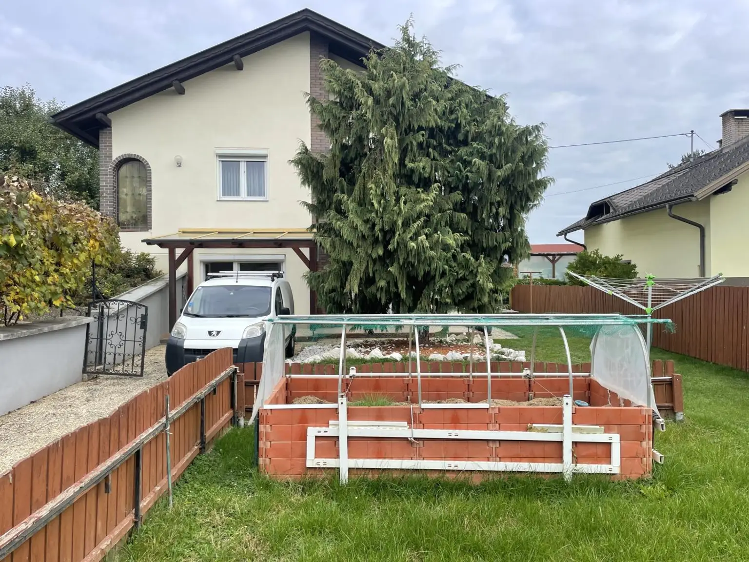 Zur Miete: 2,5-Zimmer-Wohnung mit Gartennutzung in Niederdorf