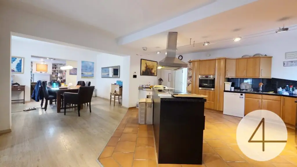 Zweifamilienhaus mit ca. 300 m² Wohnfläche