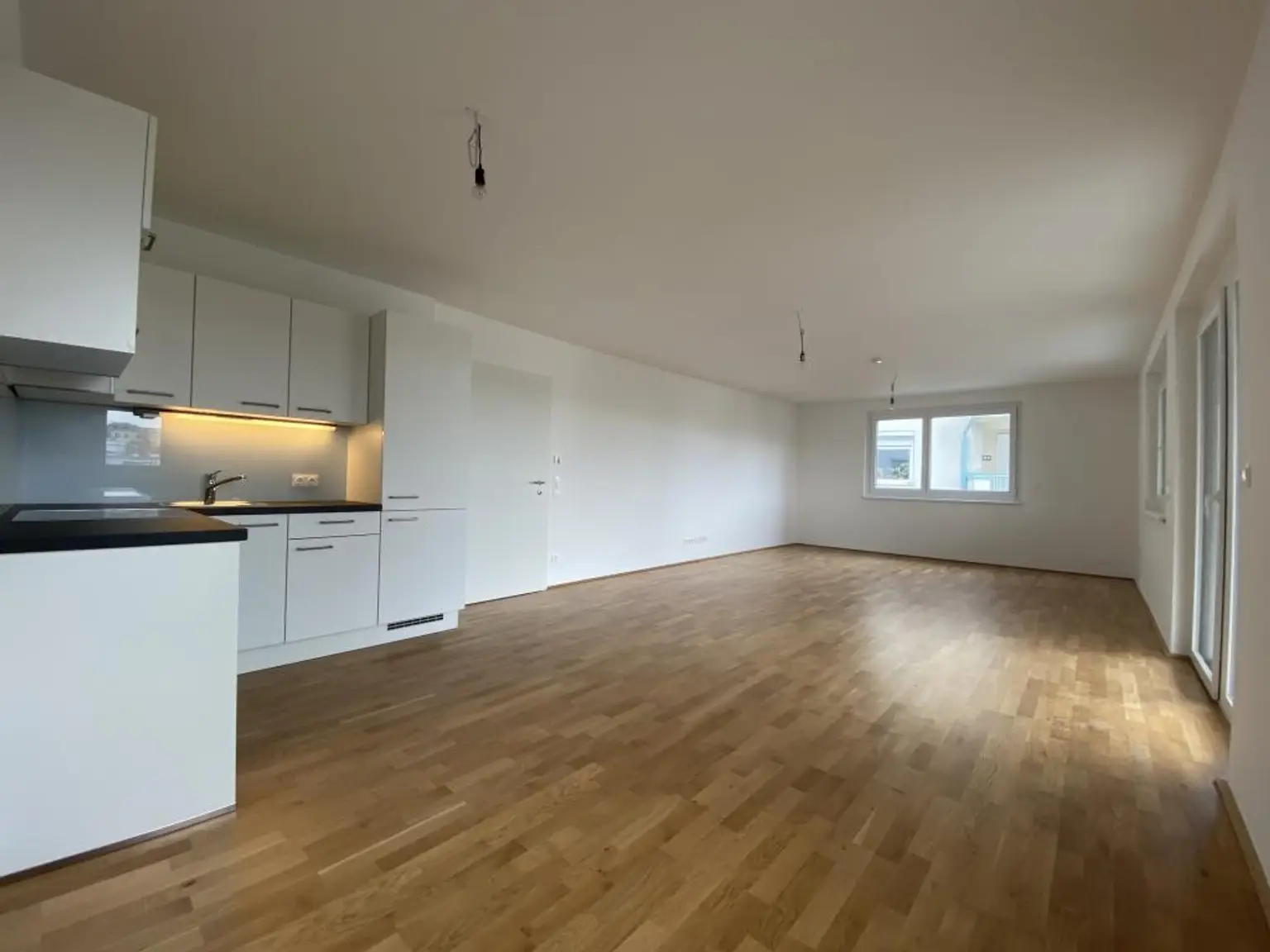 Traumwohnung mit super-großem, überdachten SÜD-Balkon!