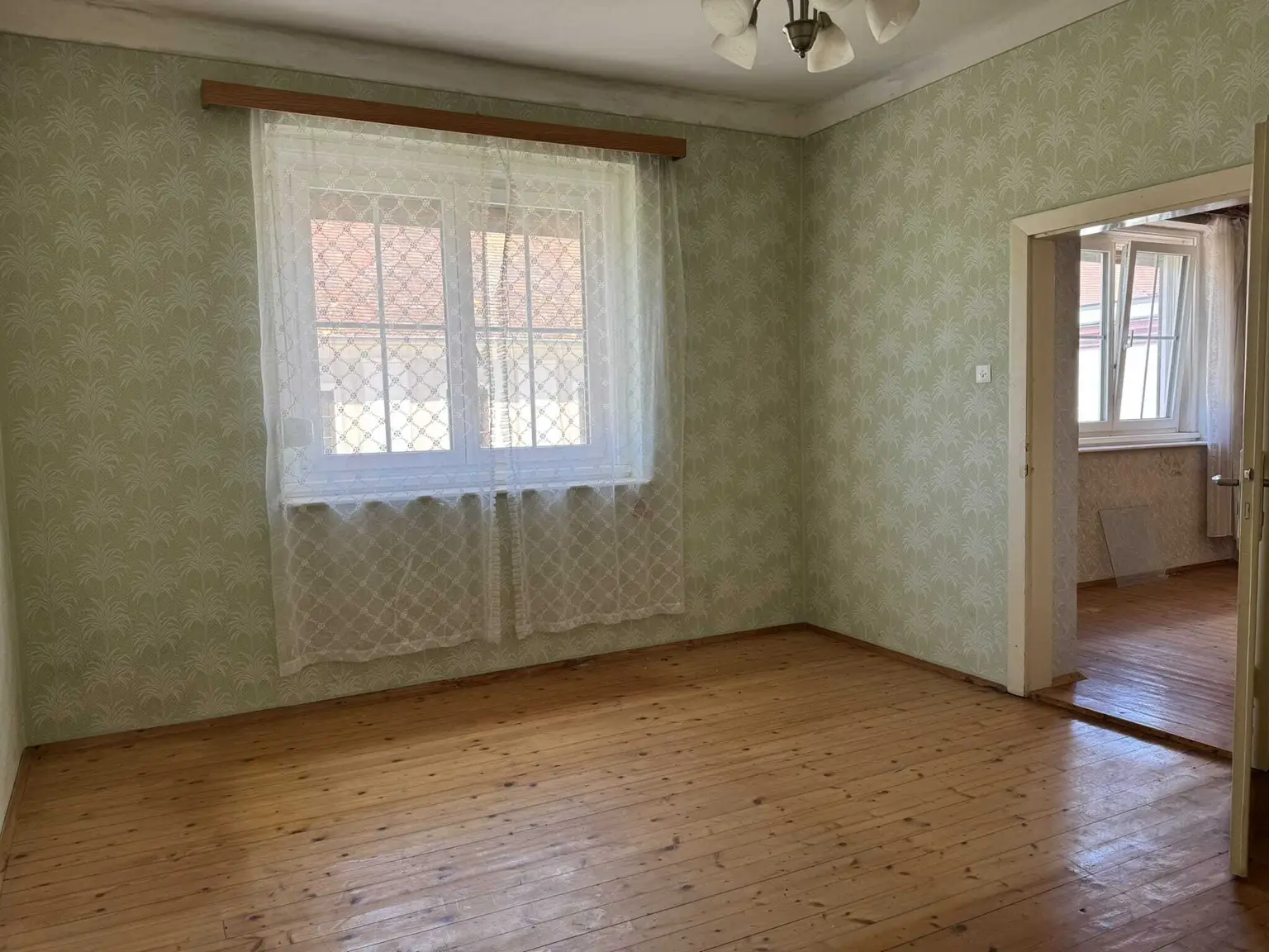 Zweifamilienhaus / Gewerbeobjekt  mit Nebengebäude zu verkaufen!
