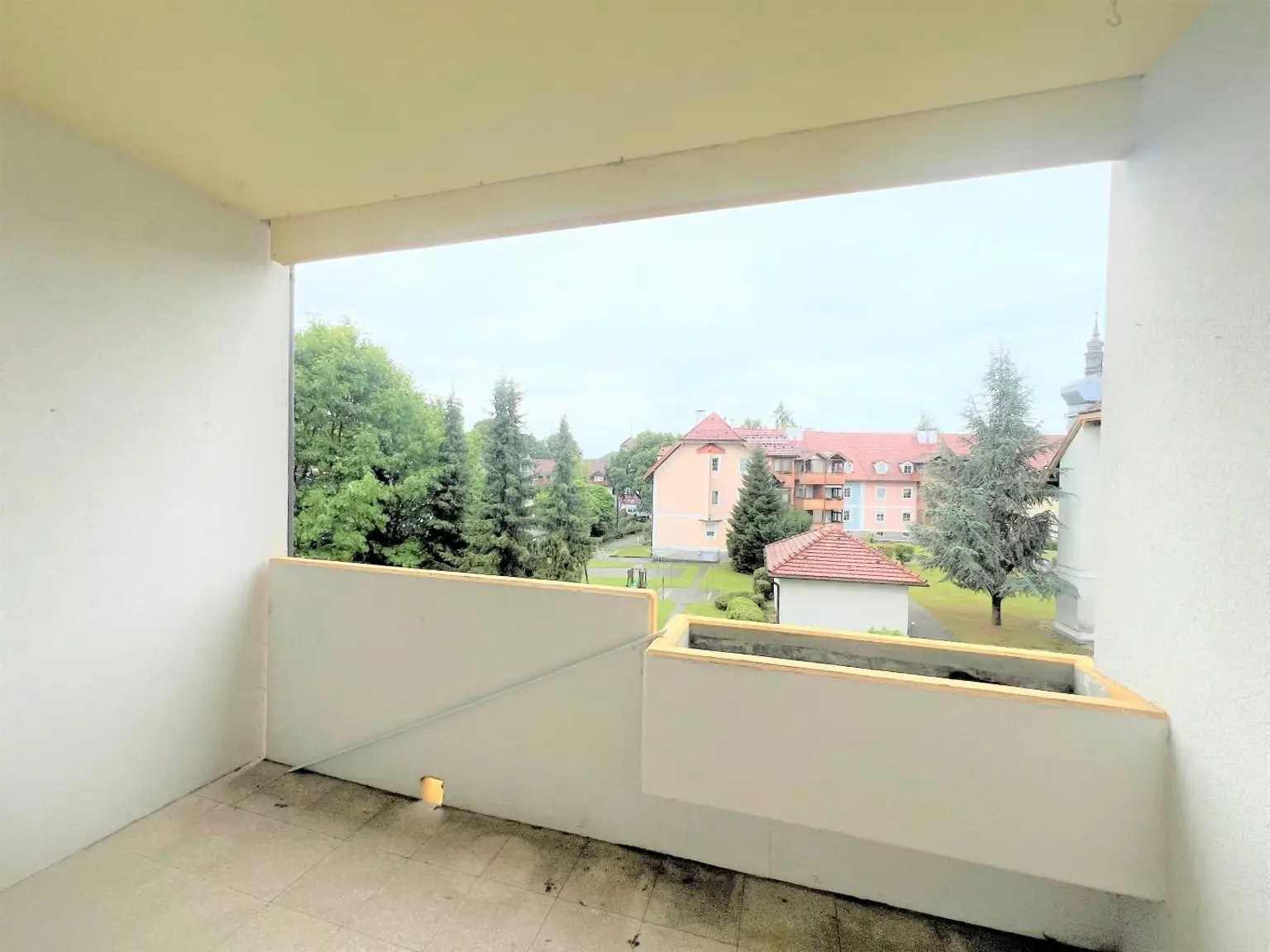 TOLLE WOHNUNG IN RUHIGER LAGE - TIEFGARAGENPLATZ INKLUSIVE