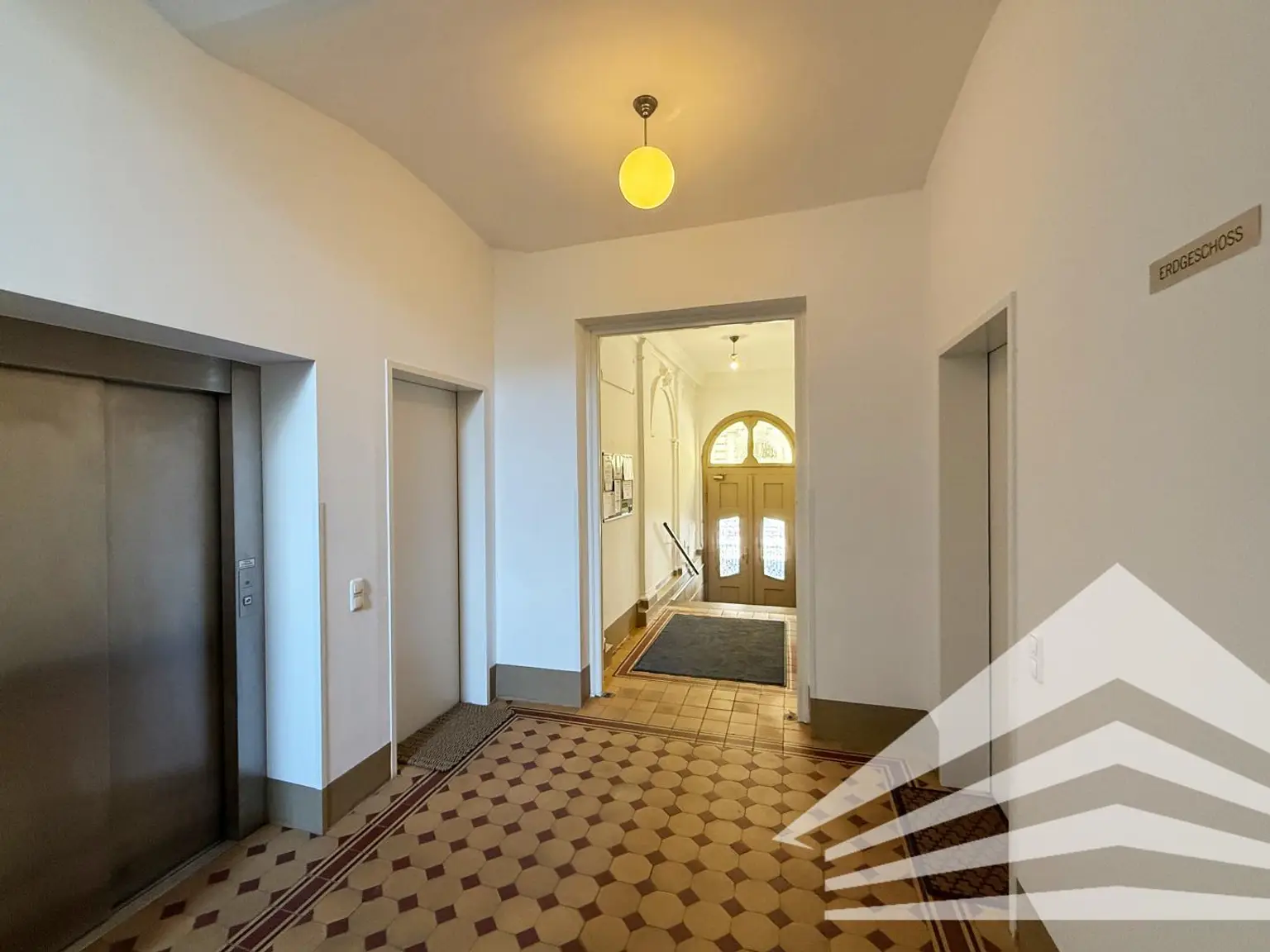 107 m² Altbauwohnung mit großer Loggia in der Innenstadt! TG-Platz verfügbar!