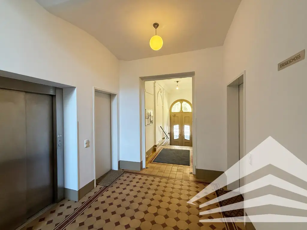 107 m² Altbauwohnung mit großer Loggia in der Innenstadt! TG-Platz verfügbar!