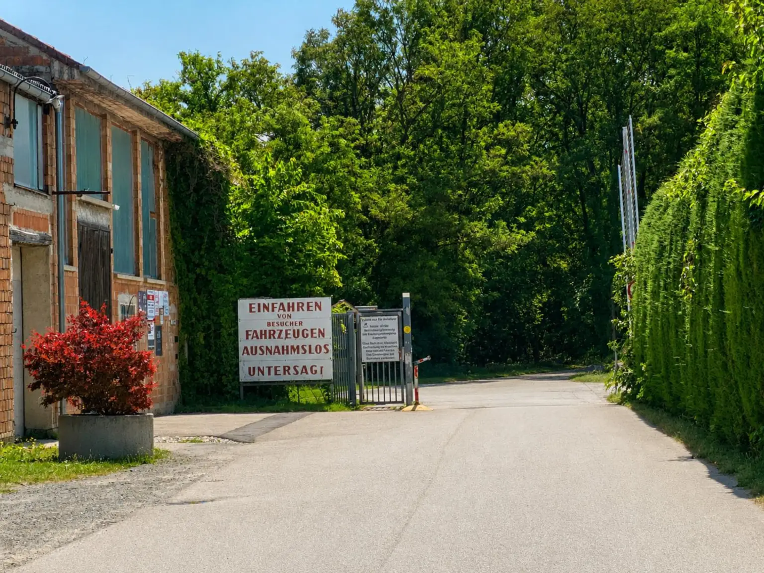 Einfahrt in Siedlung