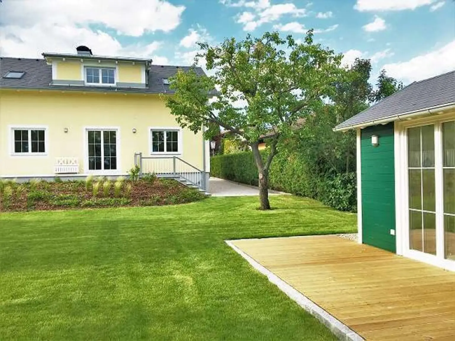 Blick vom Gartenhaus zum Haus